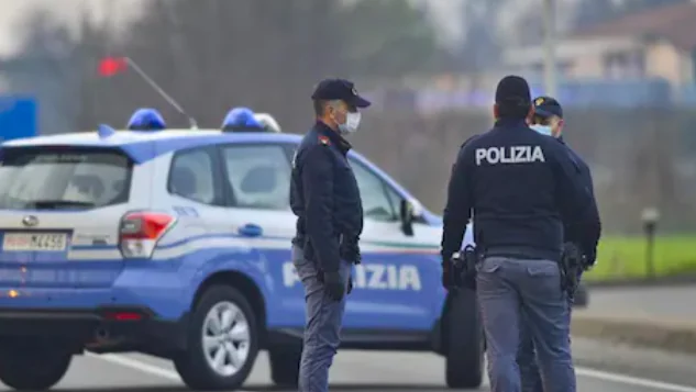 Bimbi tagliano le orecchie a un cucciolo